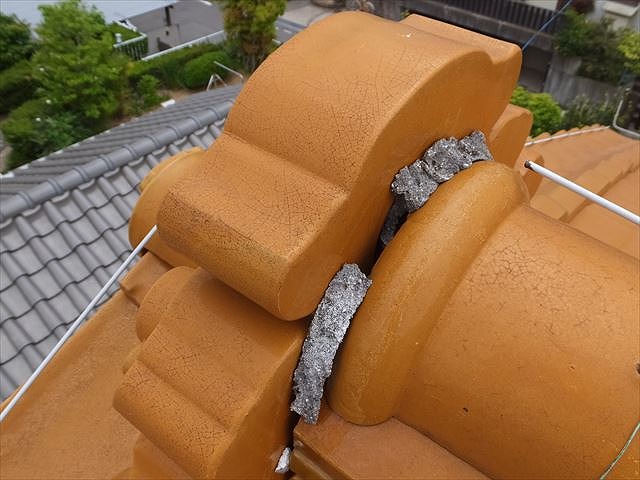 鬼瓦の裏の漆喰がはがれている